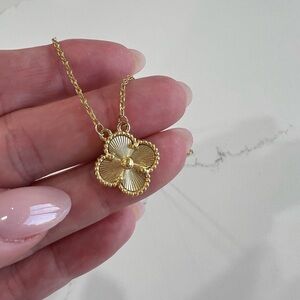 Elegant Gold Flower Pendant Necklace